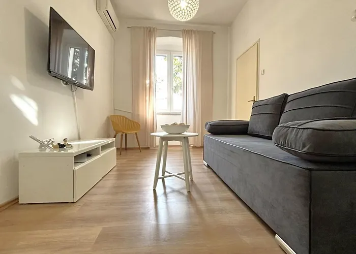 Schoenes Mit Terrasse By Interhome شقة